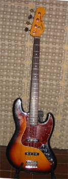 Sunburst Squier Jazz bass